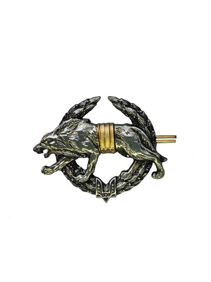 Beret pin badge depicting a Wolf on an Olive seal