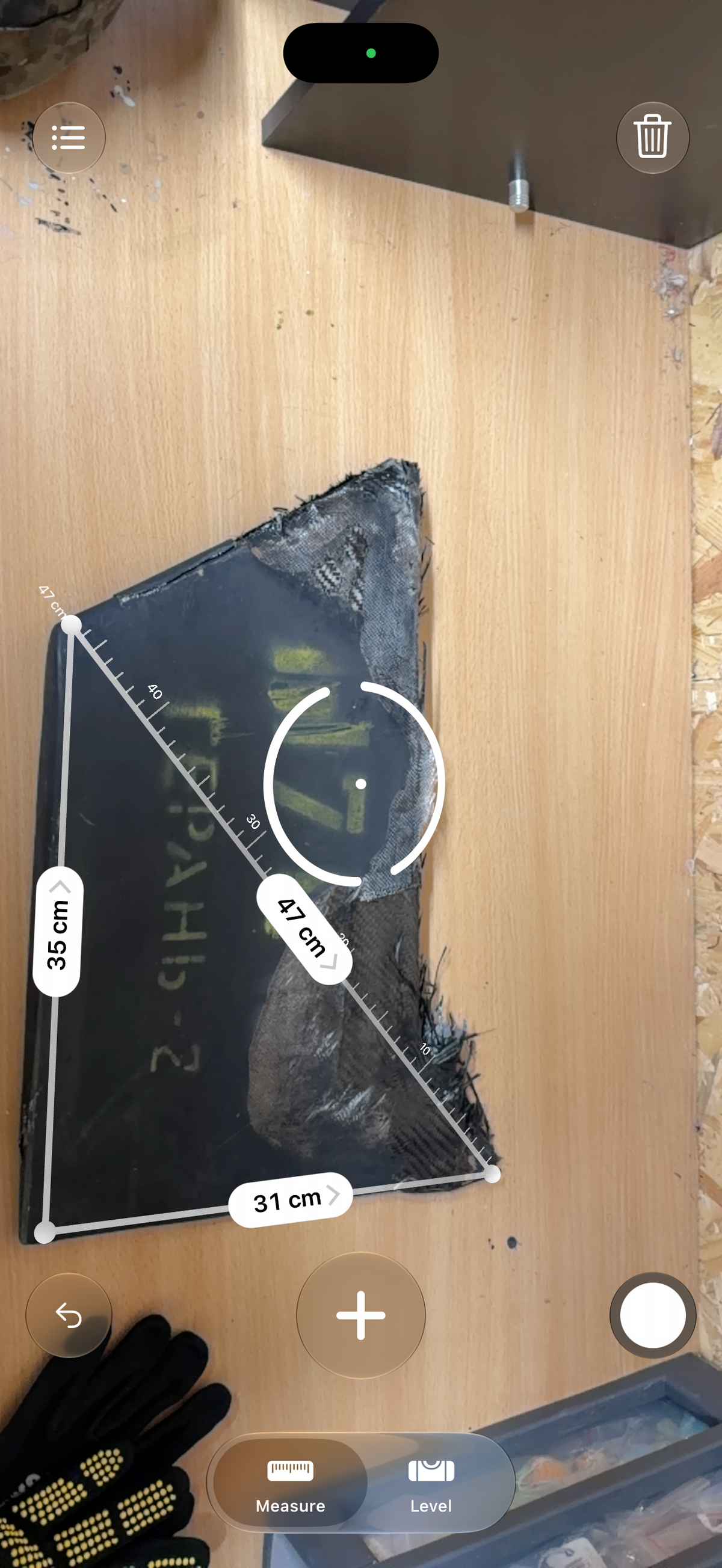 Measurement image of the recovered Geran-2 lower stabiliser, showing approximate dimensions of 35 by 31 centimetres and a 47-centimetre diagonal.