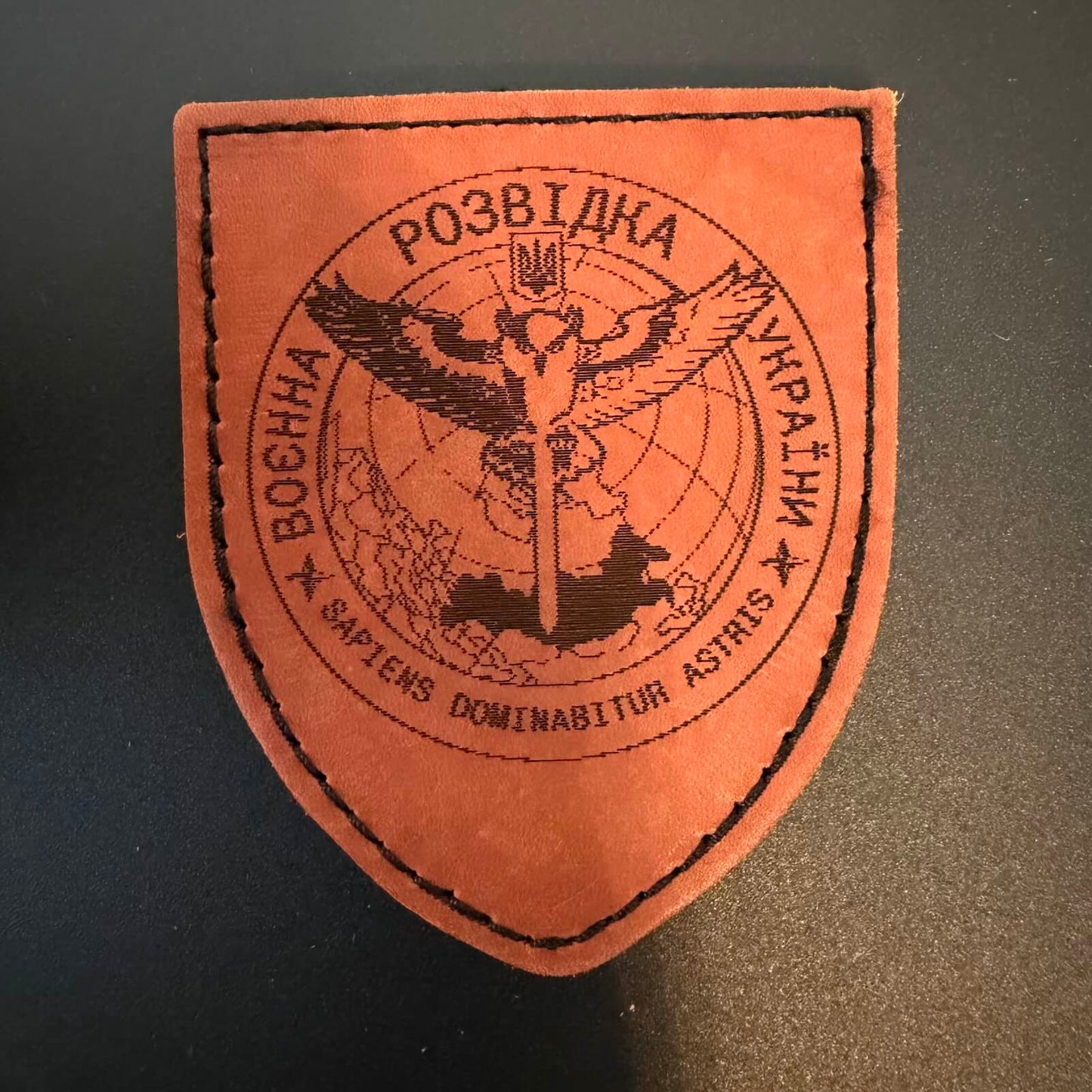 Rare Ukrainian GUR Leather Reconnaissance Patch – “Sapientes Dominabitur Astris” Intelligence Insignia