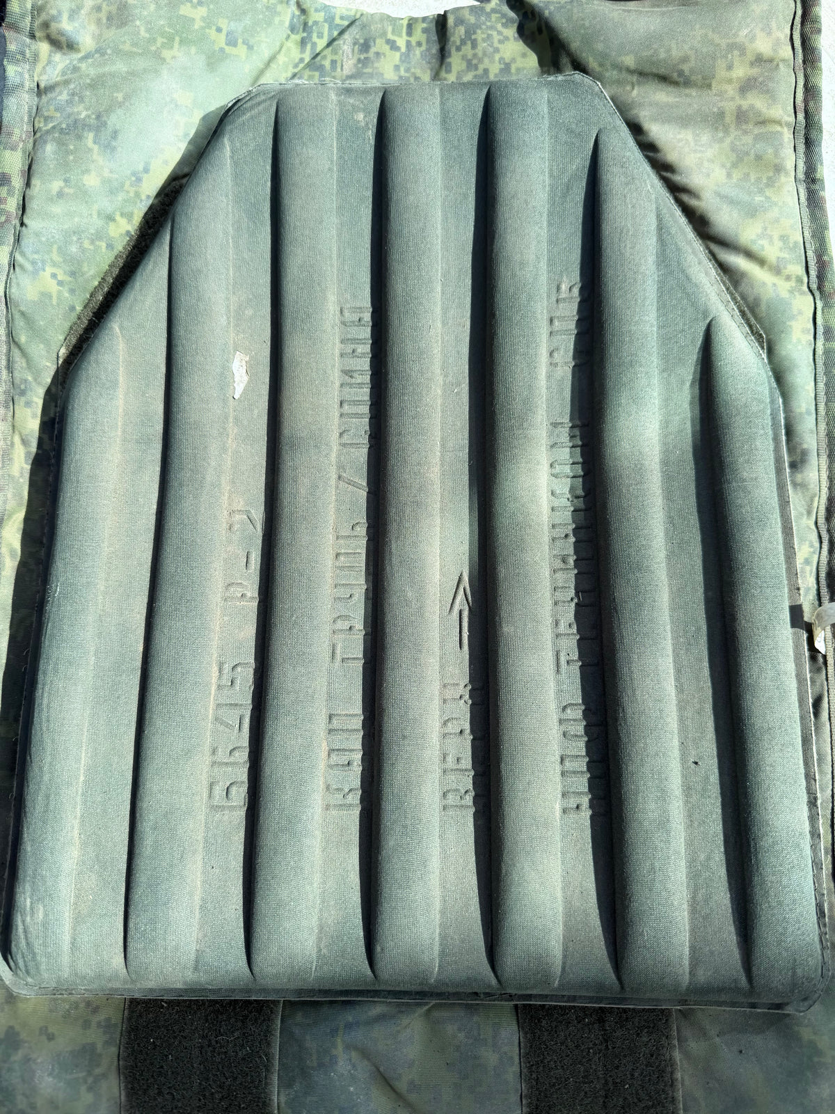 Close-up of the ribbed internal protective insert fitted inside the captured Russian 6B45 vest.
